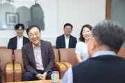 김윤덕 장관 버스기사 직접 만나 표창